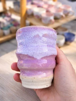 Tenhle tvar…říkám mu, že je živý, prsty do něj krásně zapadnou a já ho mám rada. 💜 Neni dokonalý, neni pravidelný. Někde...