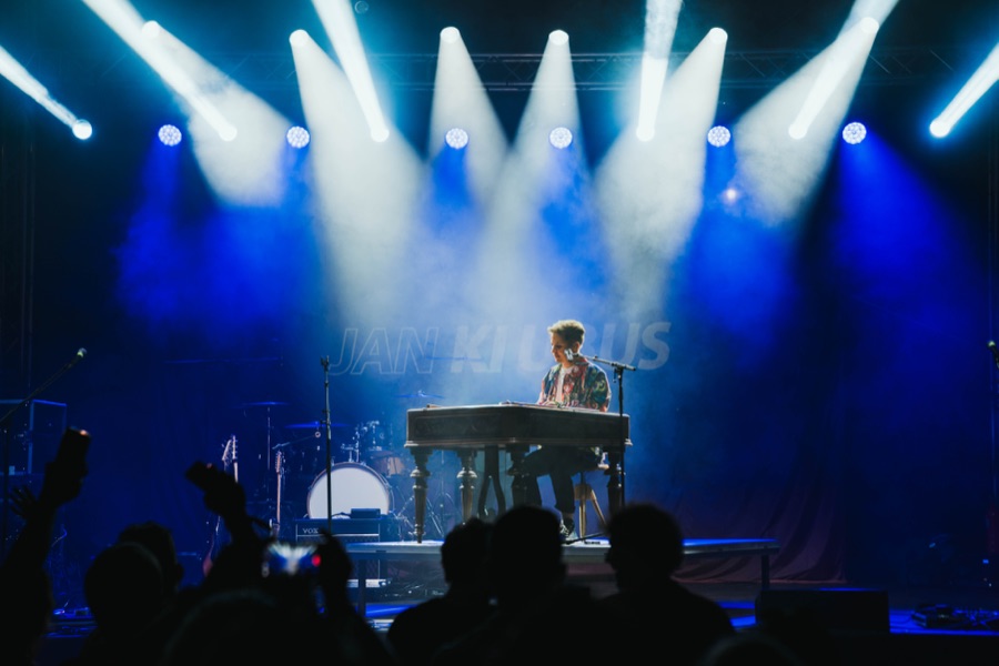 Koncert Jana Klubuse v modrém světle