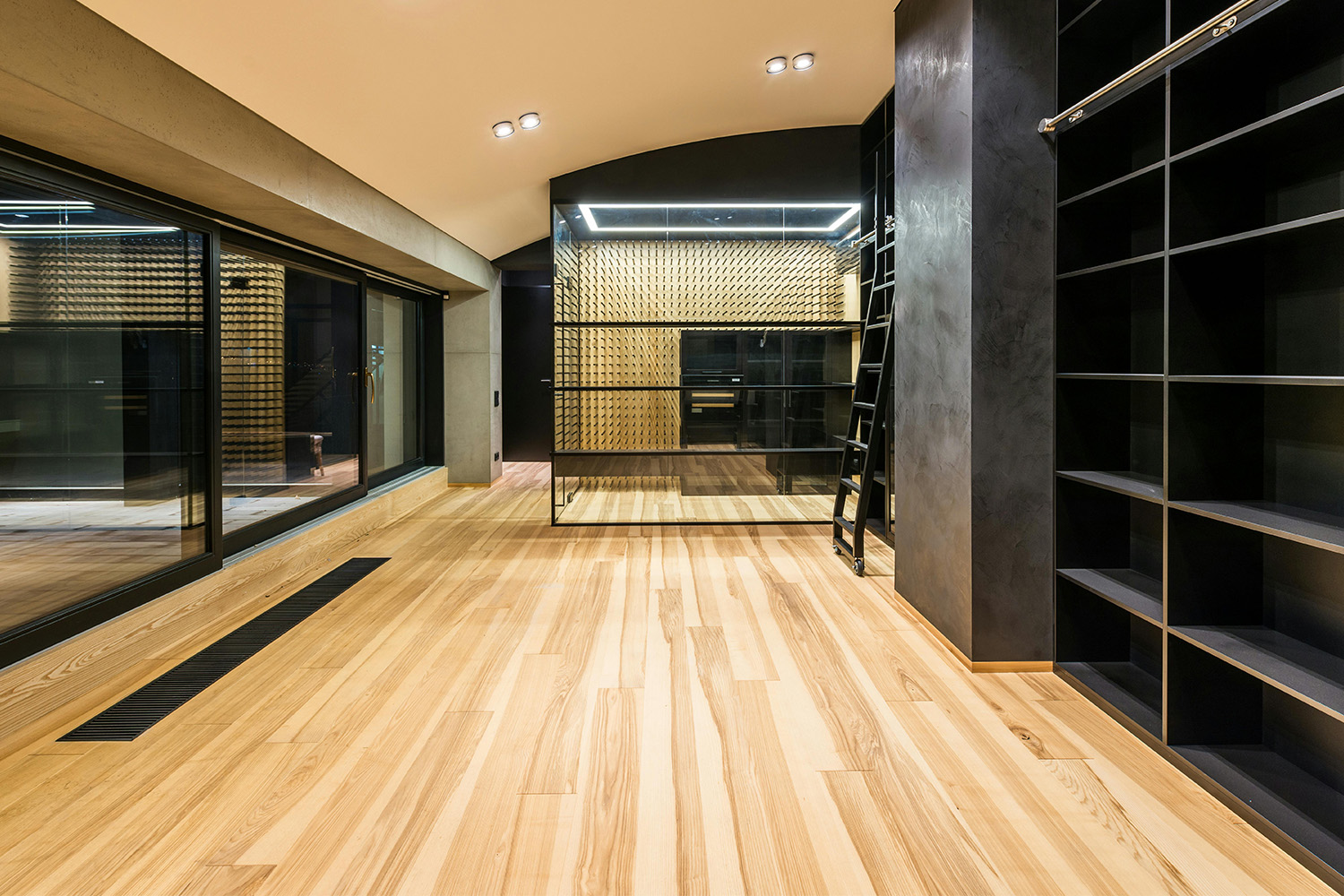 Odolnosť voči vode: Ktoré podlahy vydržia rozliatu vodu bez poškodenia?