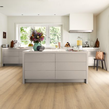 laminatova podlaha egger large aqua dub sherman medovy v kuchyni