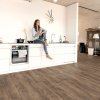 laminatova podlaha kronooriginal atlantic 8 dub antique volcano v kuchyni s bielou linkou 17640