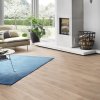 laminatova podlaha kronooriginal atlantic 8 dub biscotti v obyvacke s krbom 17625