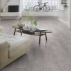 laminatova podlaha kronooriginal atlantic 8 pearl grey oxide v obyvacke s bicyklom 17451
