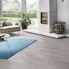 laminatova podlaha kronooriginal atlantic 8 pearl grey oxide v obyvacke s krbom 17453