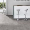 laminatova podlaha kronooriginal atlantic 8 pearl grey oxide v interieri s barovym pultom 17445