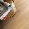 laminatova podlaha egger home classic dub dunino prirodny v interieri s fotelkou