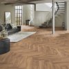 laminatova podlaha kronooriginal herringbone 8 dub firebrand v obyvacke so schodiskom 22828