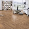 laminatova podlaha kronooriginal herringbone 8 dub firebrand v obyvacke s kniznicou 22825