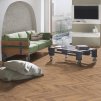 laminatova podlaha kronooriginal herringbone 8 dub firebrand v obyvacke na poschodi 22823