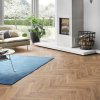 laminatova podlaha kronooriginal herringbone 8 dub firebrand v obyvacke s krbom 22826