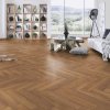 laminatova podlaha kronooriginal herringbone 8 dub harlech v obyvacke s kniznicou 22843