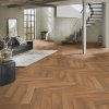laminatova podlaha kronooriginal herringbone 8 dub harlech v obyvacke so schodiskom 22846