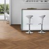 laminatova podlaha kronooriginal herringbone 8 dub harlech v interieri s barovym pultom 22836