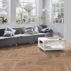 laminatova podlaha kronooriginal herringbone 8 dub historic v obyvacke 22811