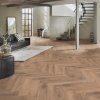 laminatova podlaha kronooriginal herringbone 8 dub historic v obyvacke so schodiskom 22810