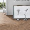 laminatova podlaha kronooriginal herringbone 8 dub historic v interieri s barovym pultom 22800