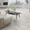 laminatova podlaha kronooriginal herringbone 8 dub chantilly v obyvacke s bicyklom 22769