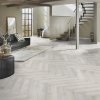 laminatova podlaha kronooriginal herringbone 8 dub chantilly v obyvacke so schodiskom 22773