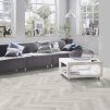 laminatova podlaha kronooriginal herringbone 8 dub chantilly v obyvacke 22774