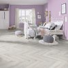 laminatova podlaha kronooriginal herringbone 8 dub chantilly v priestrannej spalni 22777