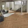 laminatova podlaha kronooriginal herringbone 8 dub inca carpenter v obyvacke so schodiskom 22791