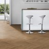 laminatova podlaha kronooriginal herringbone 8 dub inca carpenter v interieri s barovym pultom 22781