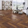 laminatova podlaha kronooriginal herringbone 8 dub laguna v obyvacke s kniznicou 22861