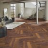 laminatova podlaha kronooriginal herringbone 8 dub laguna v obyvacke so schodiskom 22864