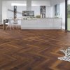 laminatova podlaha kronooriginal herringbone 8 dub laguna v obyvacke s kuchynou 22863