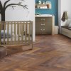 laminatova podlaha kronooriginal herringbone 8 dub laguna v destkej izbe s postielkou 22852
