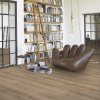 kompozitna podlaha parador modular one dub 1730804 v interieri s kniznicou