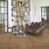 vinylova podlaha parador trendtime 3 herringbone dub 1747864 v interieri s kniznicou 18234