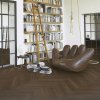 vinylova podlaha parador trendtime 3 herringbone dub 1748862 v interieri s kniznicou 16931