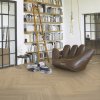 vinylova podlaha parador trendtime 3 herringbone dub 1748860 v interieri s kniznicou 16961
