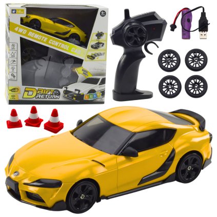 Žluté RC závodní auto pro drift s výměnnými koly 4WD dálkově ovládané