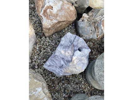 5397 9526 soliterni kamen s fontanou bily s fialovou kresbou