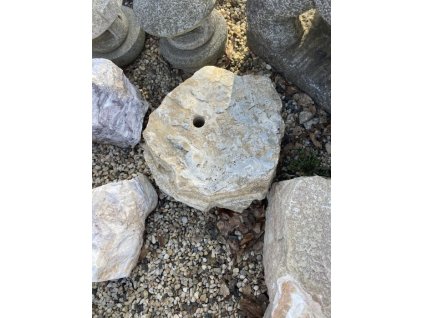 5165 9520 soliterni kamen s fontanou bilo bezovy