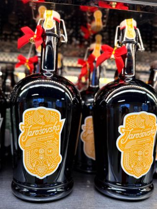 2 l džbánky plné medovo hořké chuti Jarošovské Adventní 14tky najdete u nás na prodejnách a u dobrých partnerů. 🎄🍻...