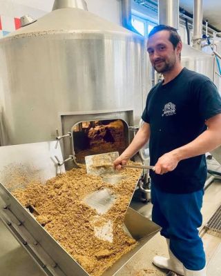 Máme tu čerstvé pivovarské mláto 🍺 A náš Milan už zasej přemýšlá, kam s ním 😄 - mláto je k mání za dobrú cenu - minimální...