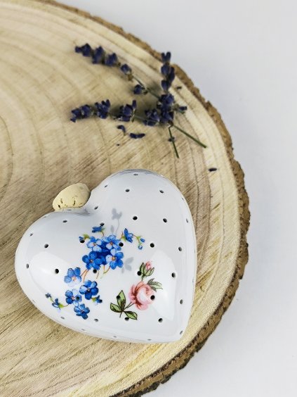 Voňavé porcelánové srdíčko plněné levandulí Pomněnky