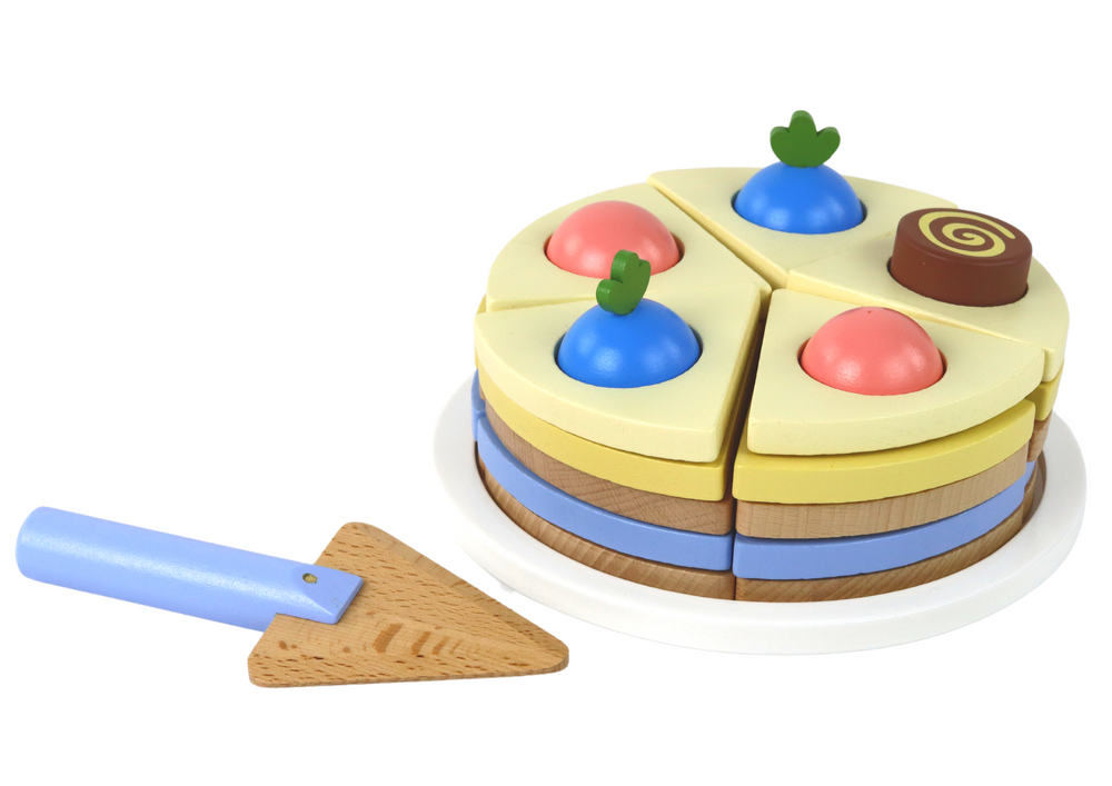 Fából készült torta kiegészítőkkel