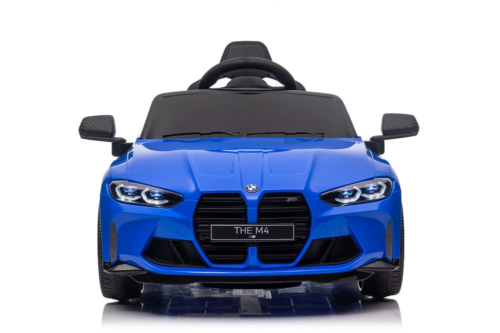 Kék elektromos BMW M4 autó