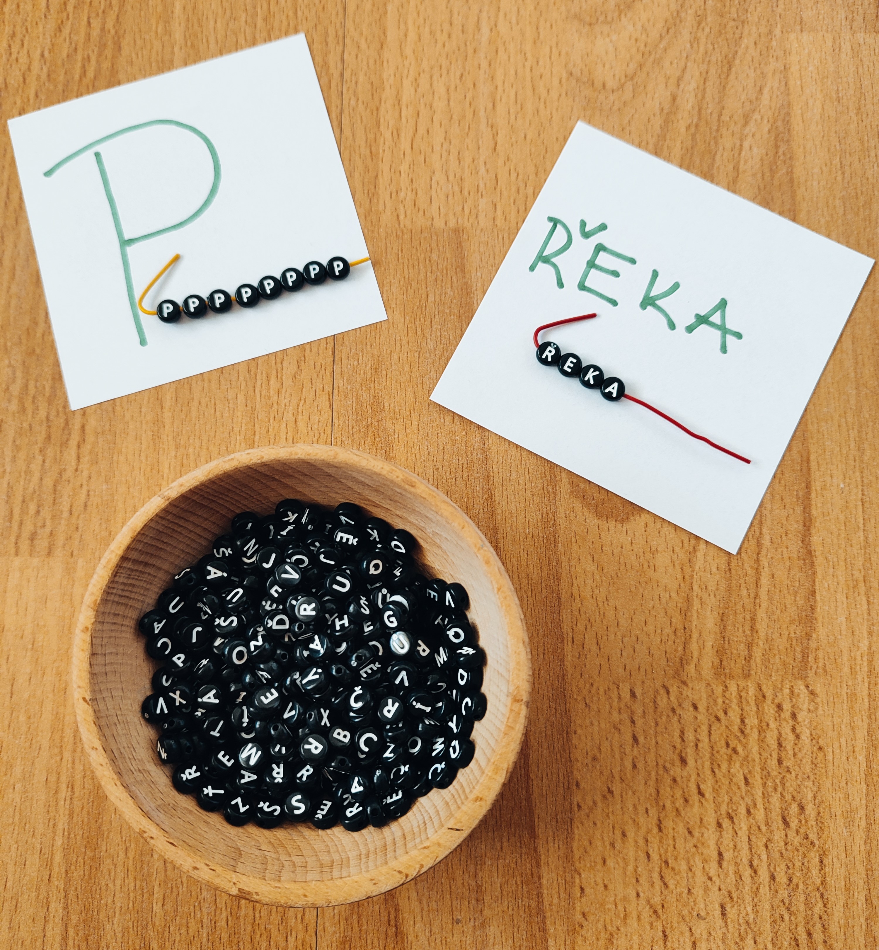 abeceda-navlekani-koralku