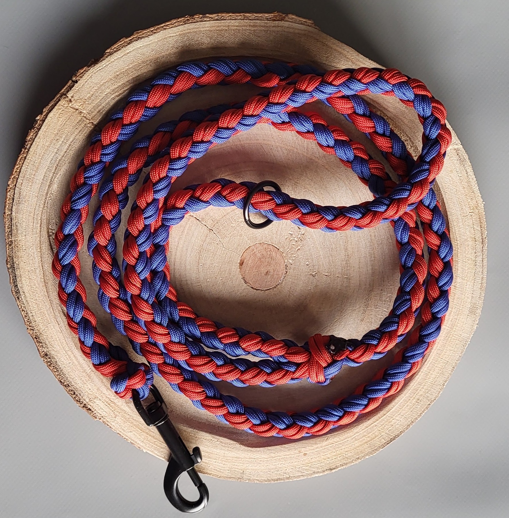 Unikátní ručně pletené paracordové vodítko pro psy: Spojující styl, pevnost a spolehlivost