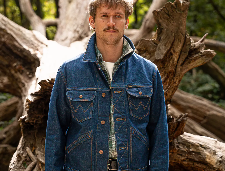 Džínová bunda: kousek, který zvedne outfit o level (a zvládne skoro celý rok)