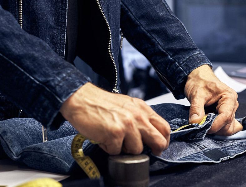 Průvodce měřením: Jak zjistit správnou velikost džínů pro bezproblémový online nákup