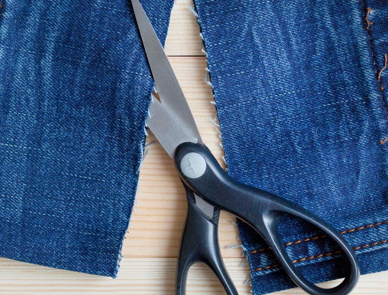 Ako skrátiť džínsy: 5 metód zoradených správne (od najrýchlejšej po profi)