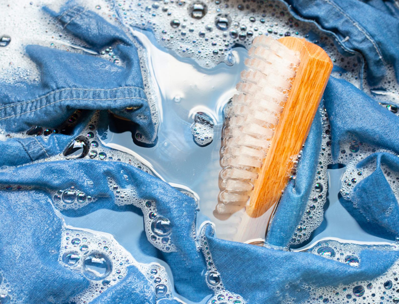 Ako prať džínsy, aby vydržali čo najdlhšie? Kompletný sprievodca starostlivosťou o rifle