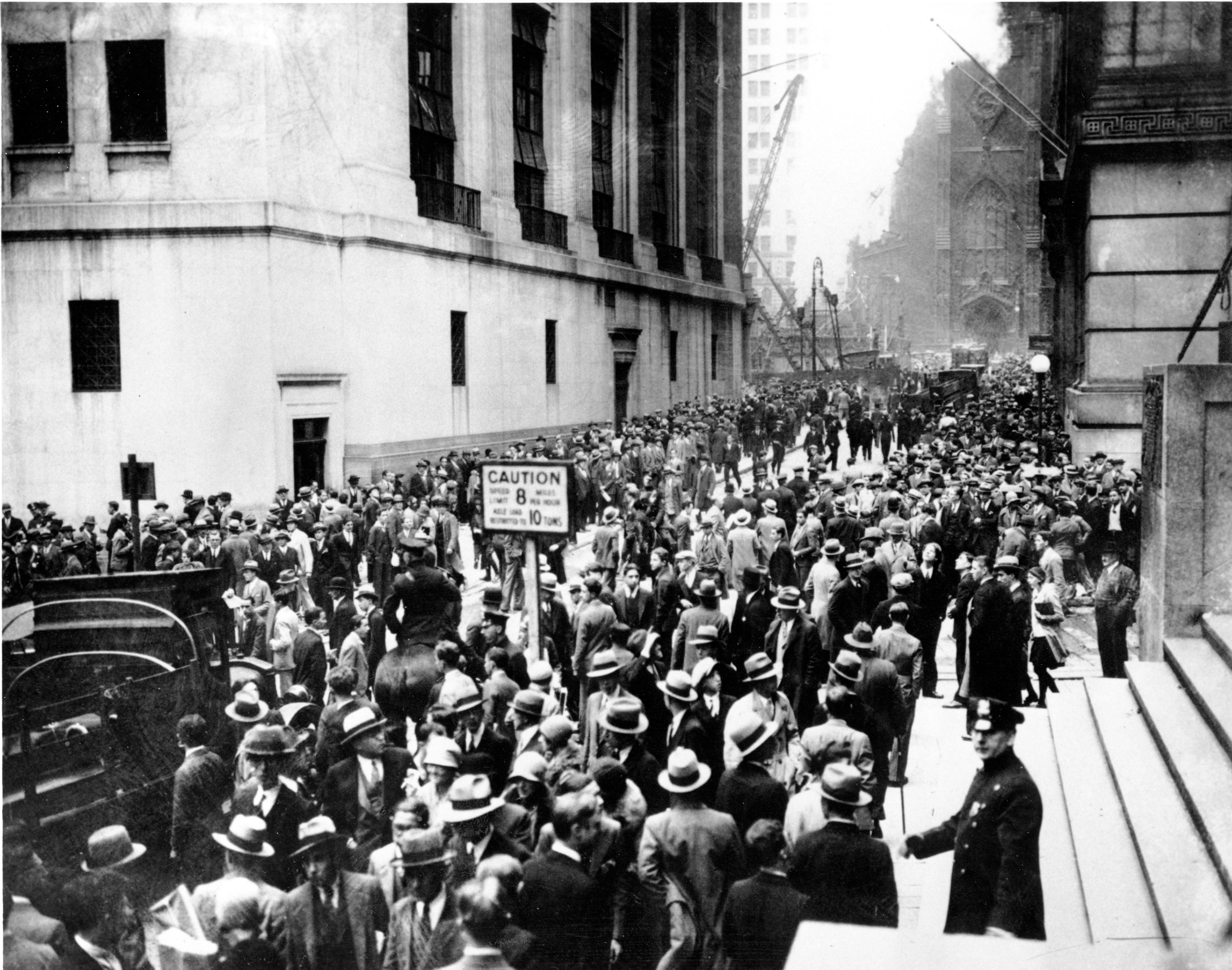Crowd outside NYSE 1929