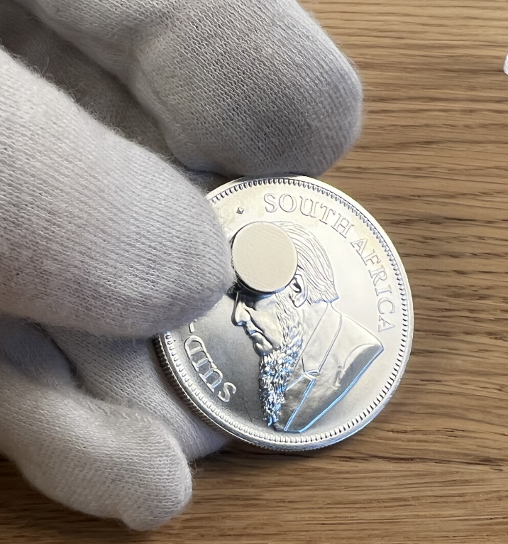 Měření mincí magnetem
